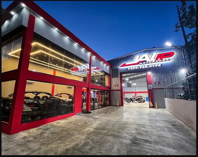Fachada de Jalip Motorsport de noche, Tamboril