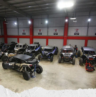 Interior del taller de Jalip Motorsport con UTV en fila